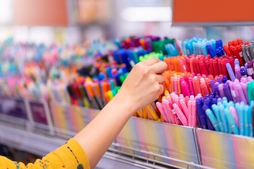 נערה בוחרת עטים לתחילת הלימודים